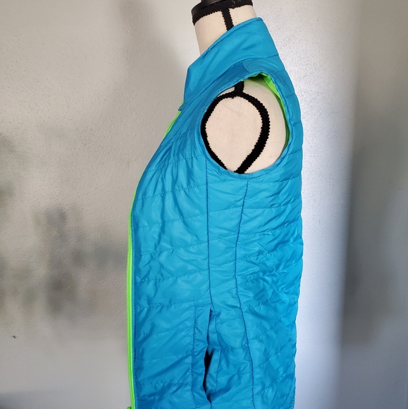 Layer 8 reversible and packable vest - Picture 2 of 9